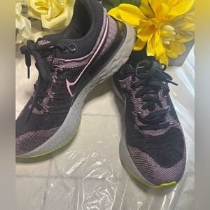 Nike Women's Black and Pink Athletic Shoes